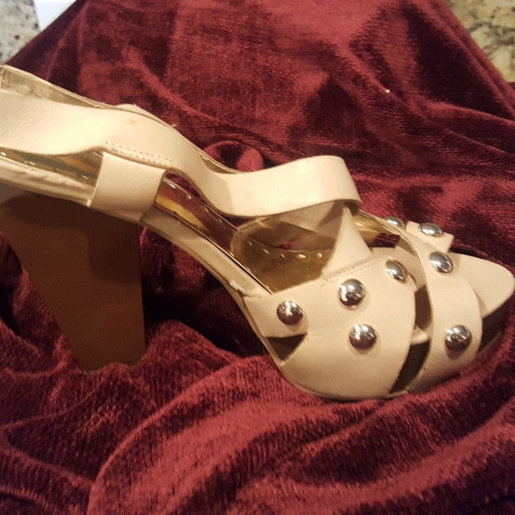 Women Shoes - Picture 15 of 16